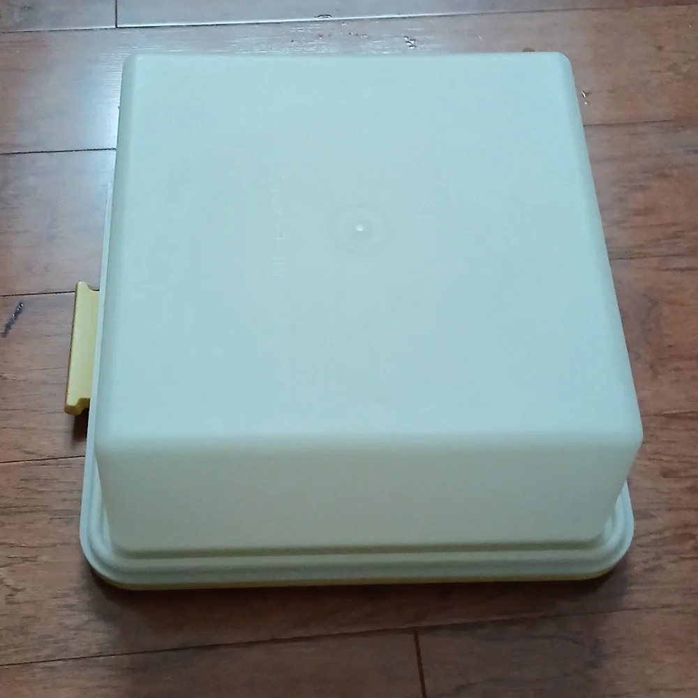 Square Tupperware cake dessert keeper harvest gold cupcakes snacks cookies host